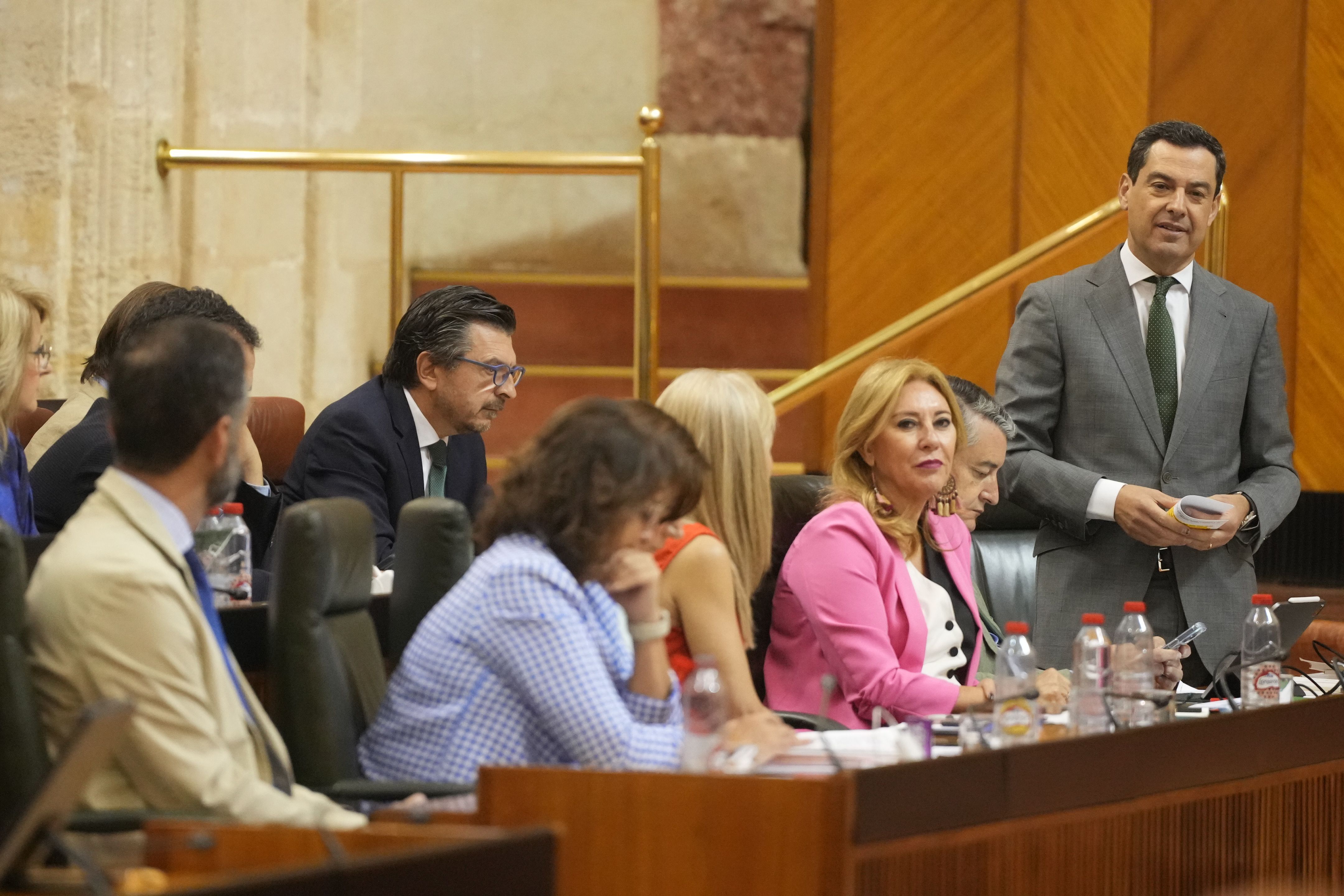Juanma Moreno en la sesión de control de este miércoles.