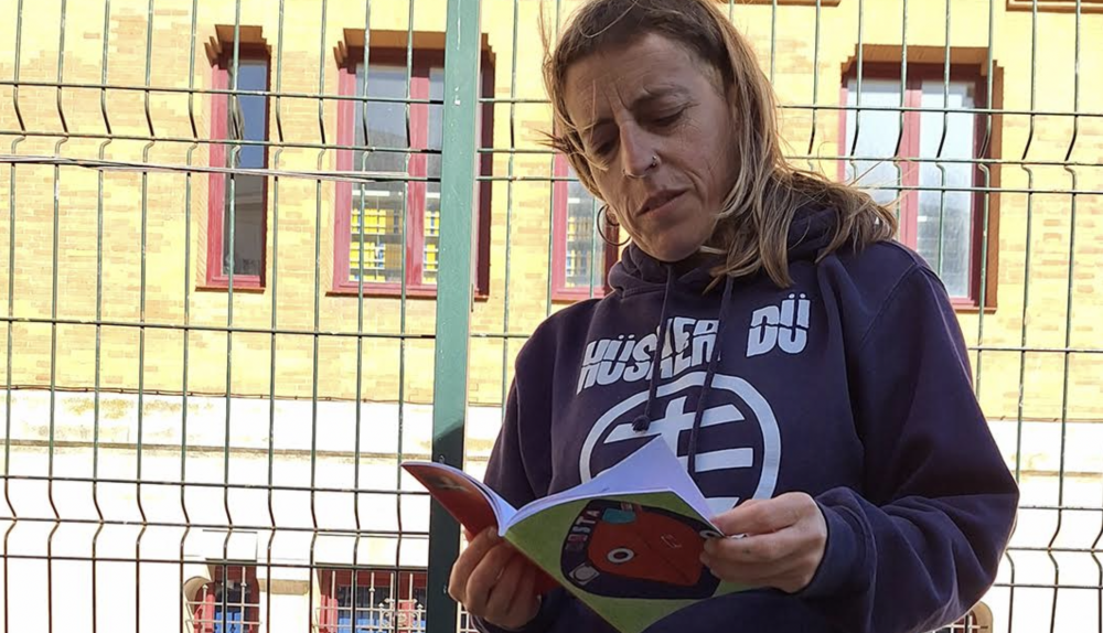La autora con su libro.