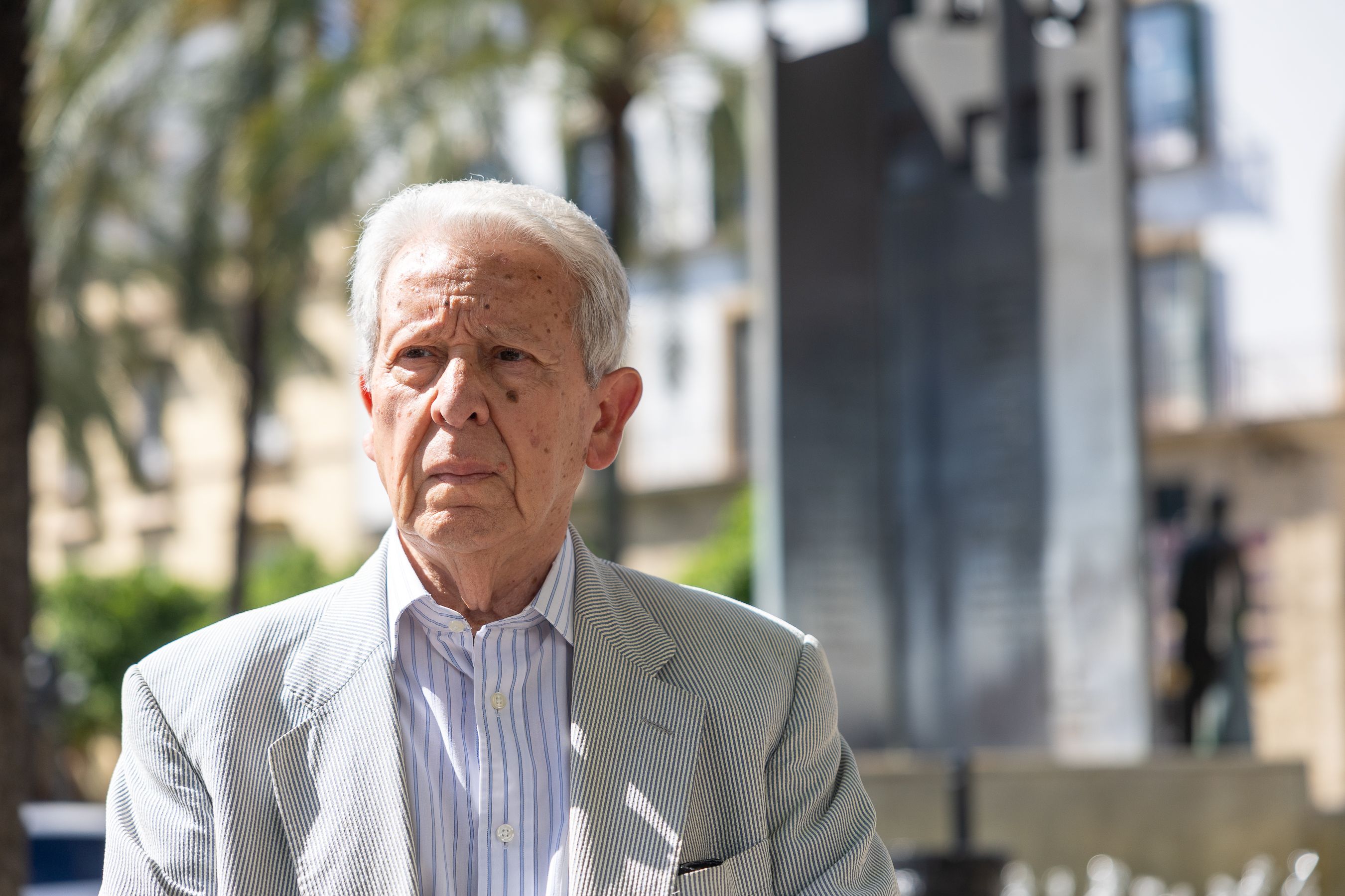 Andrés Luis Cañadas Machado, ante el monumento a las cofradías en Cristina. Andrés Luis Cañadas Machado, ante el monumento a las cofradías en Cristina.