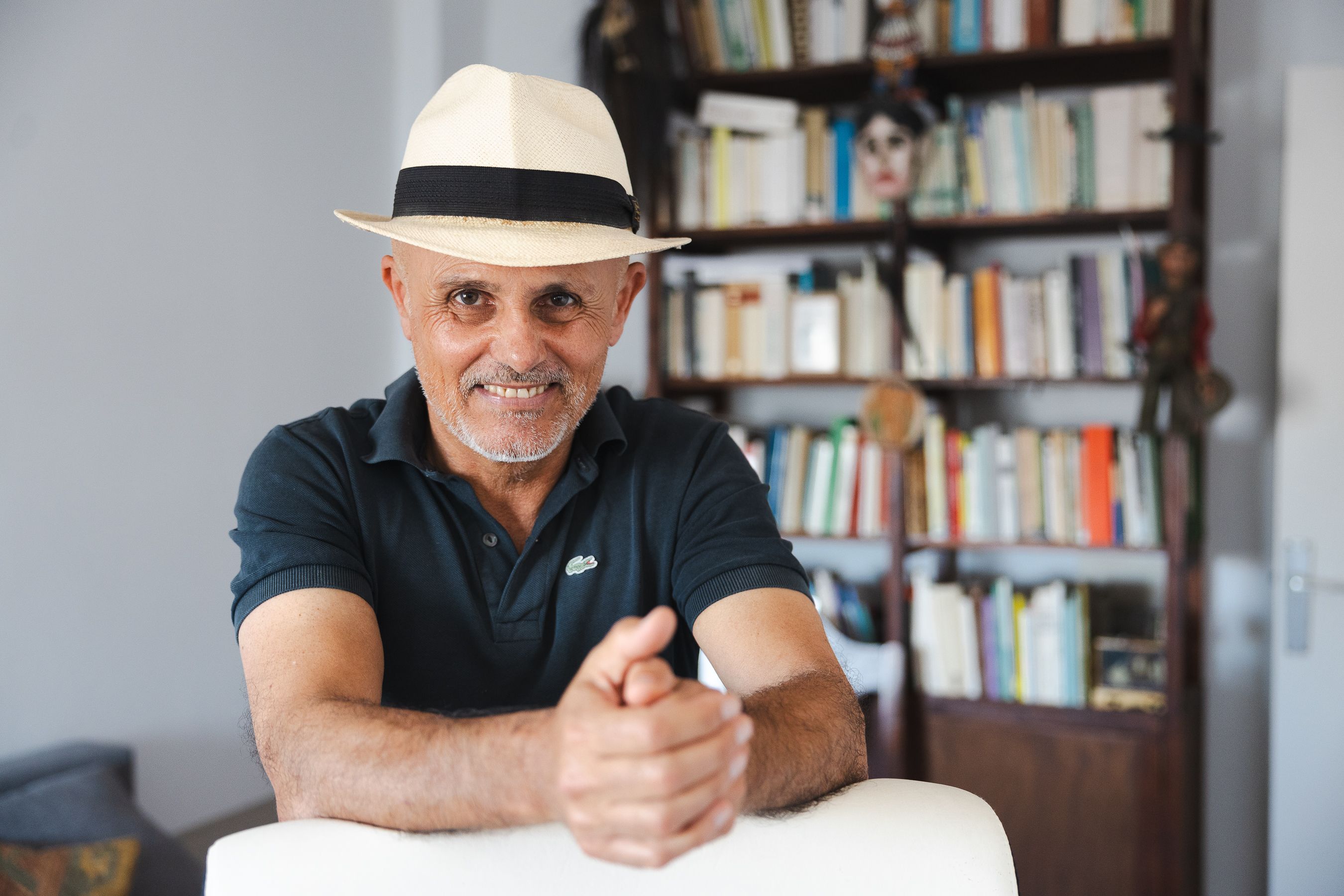 José Mateos, en su estudio en el centro de Jerez, con sus libros selectos al fondo de la imagen.