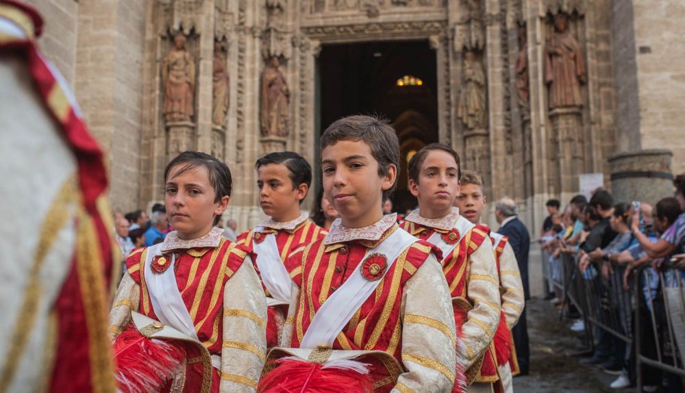 Los Seises en el cortejo de la procesión. 