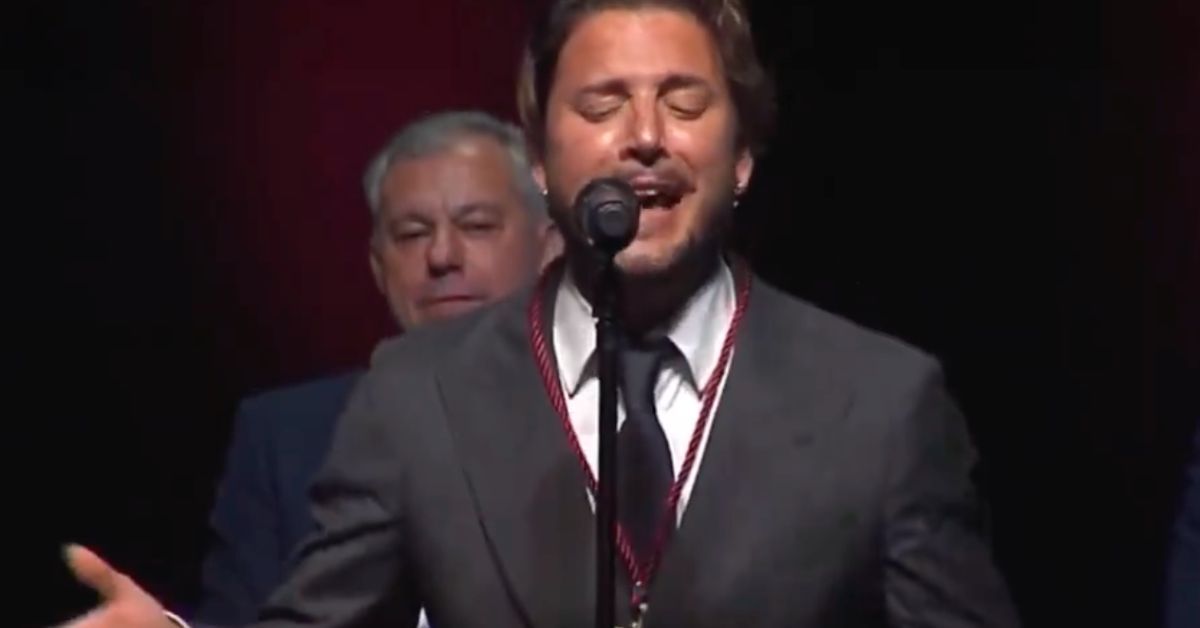 Manuel Carrasco, cantándole una sevillana a Sevilla. Manuel Carrasco, cantándole una sevillana a Sevilla.