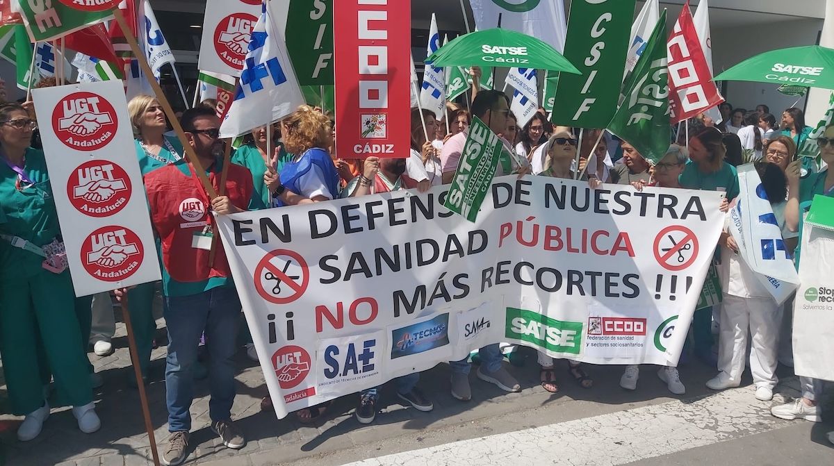 Concentración de sindicatos, entre ellos UGT, por el cierre de camas.