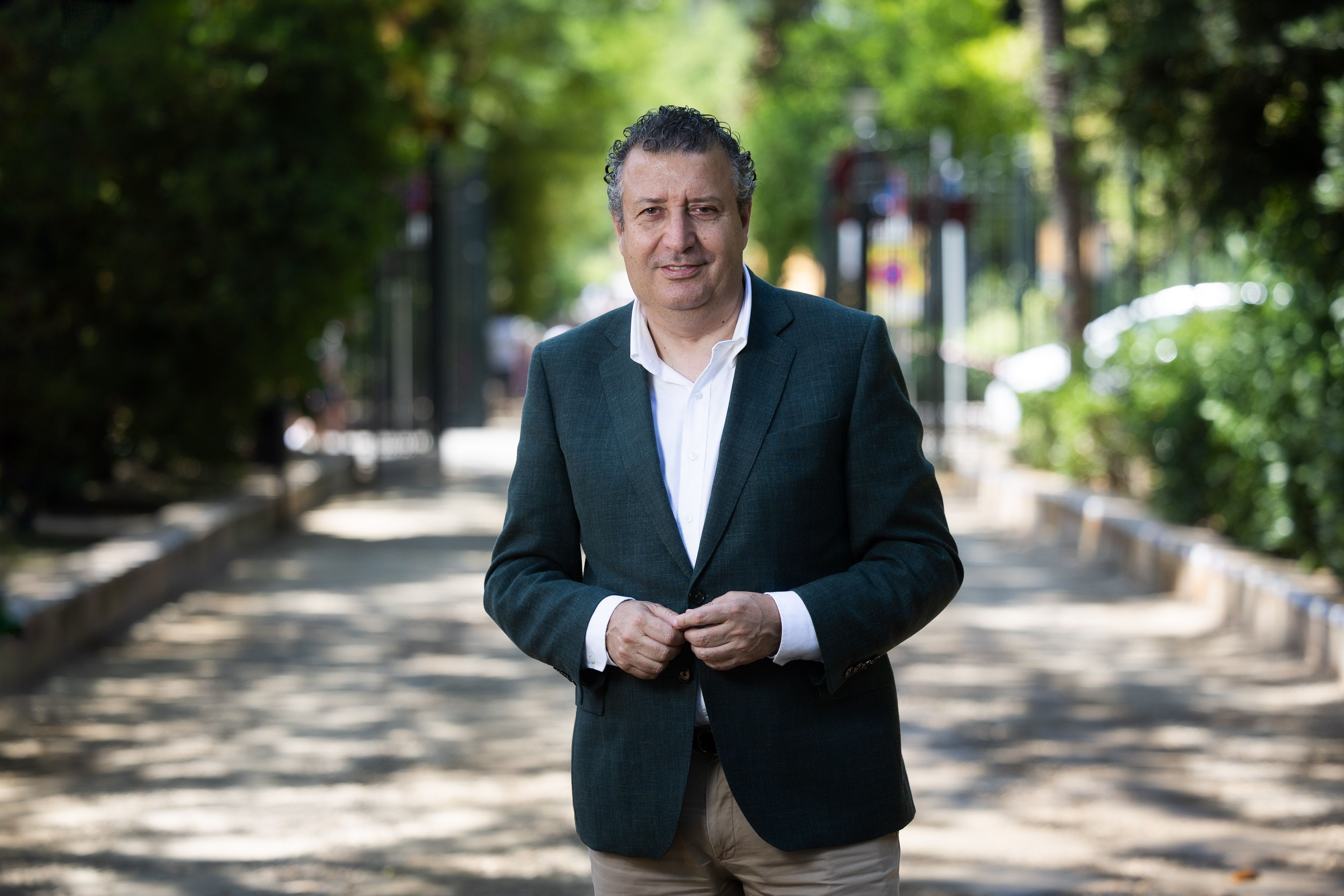 Javier Fernández, tras la entrevista con lavozdelsur.es este viernes, en los Jardines de Murillo, frente a la Diputación de Sevilla.