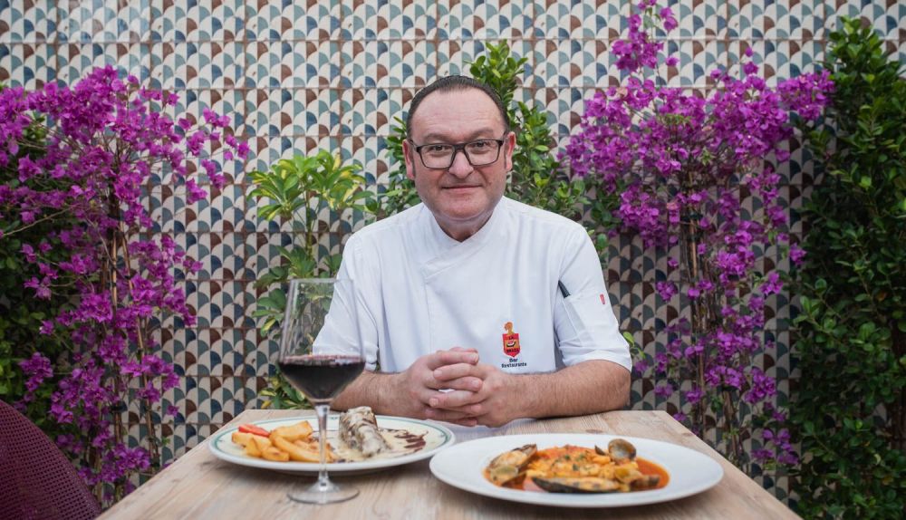 Carlos López en la terraza del restaurante.