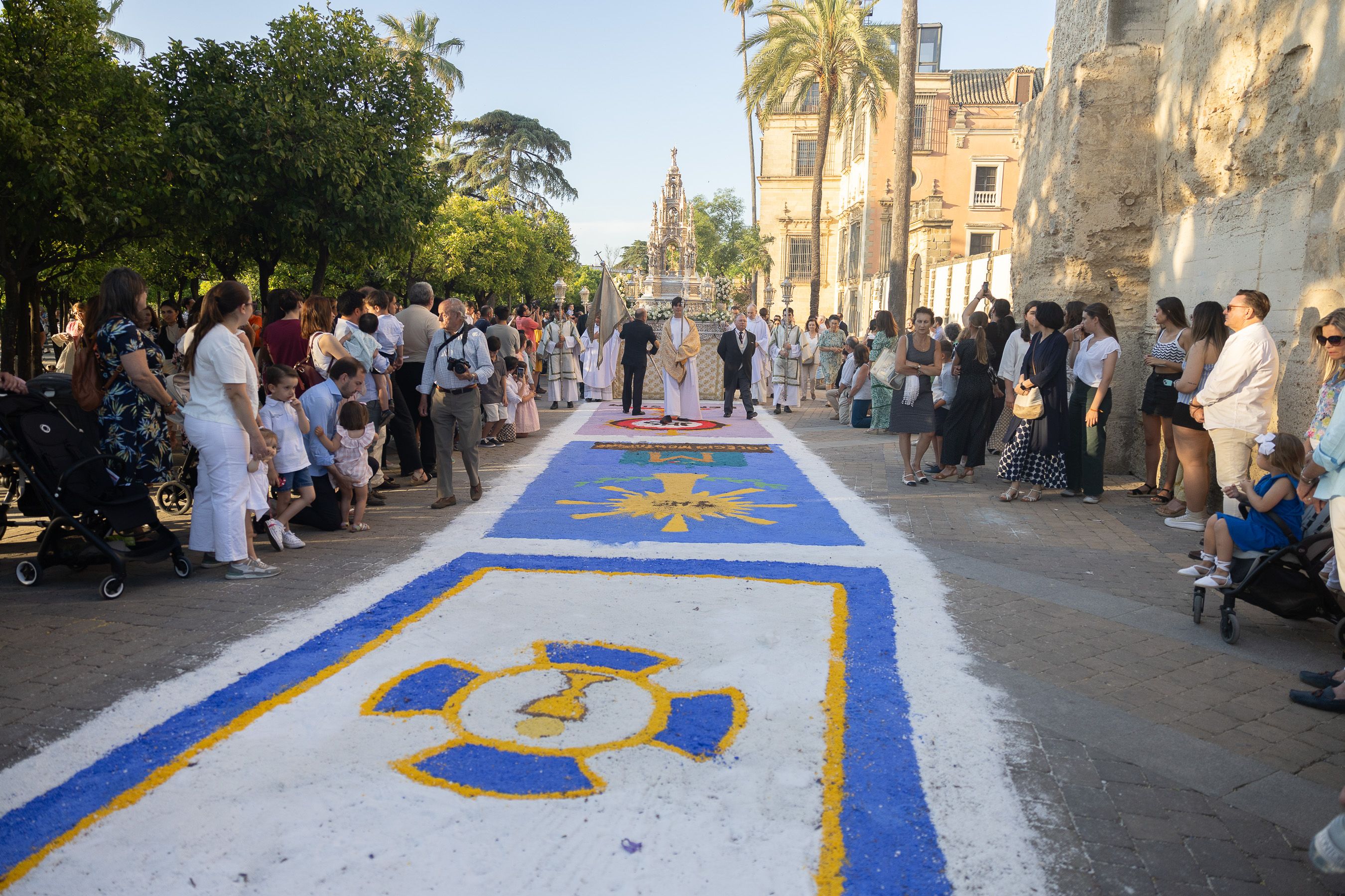 Alfombras de sal instaladas por las hermandades en la Alameda Vieja.