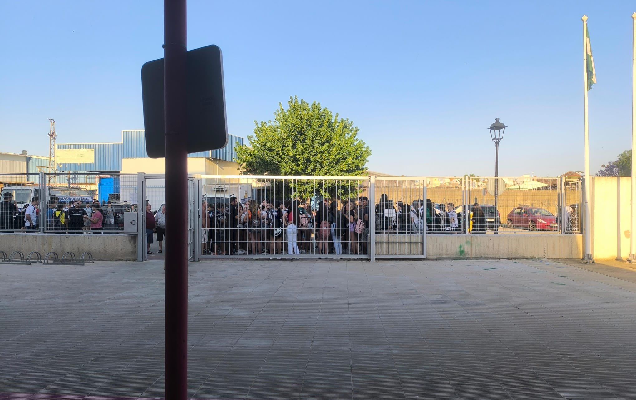 Alumnado del IES Molinillo de Guillena se ha quedado sin entrar a clase como protesta por las altas temperaturas en las aulas. 