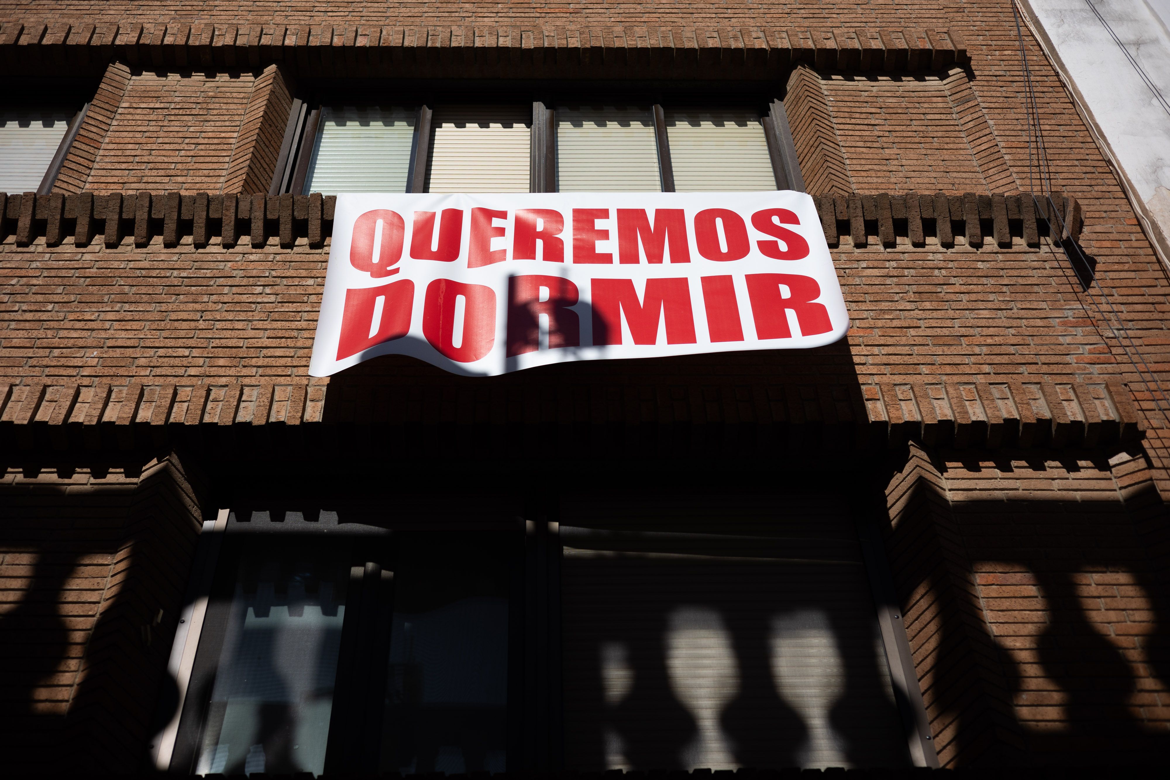 Un cartel colocado por vecinos del centro de Jerez, muy molestos por los ruidos del ocio nocturno, en una imagen de archivo.