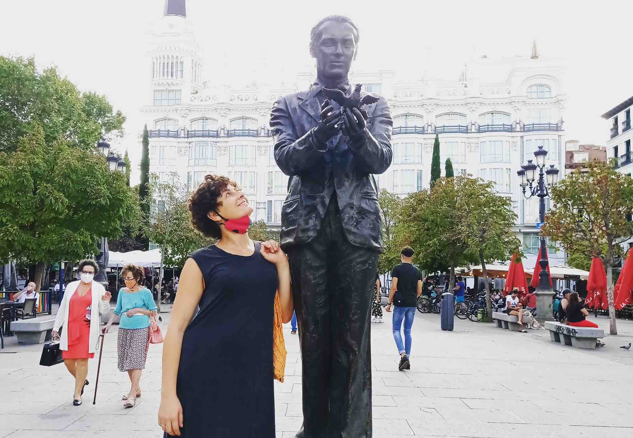 Ana López Segovia, retratada en la plaza Santa Ana de Madrid, donde reside habitualmente, junto a la estatua de Lorca. 