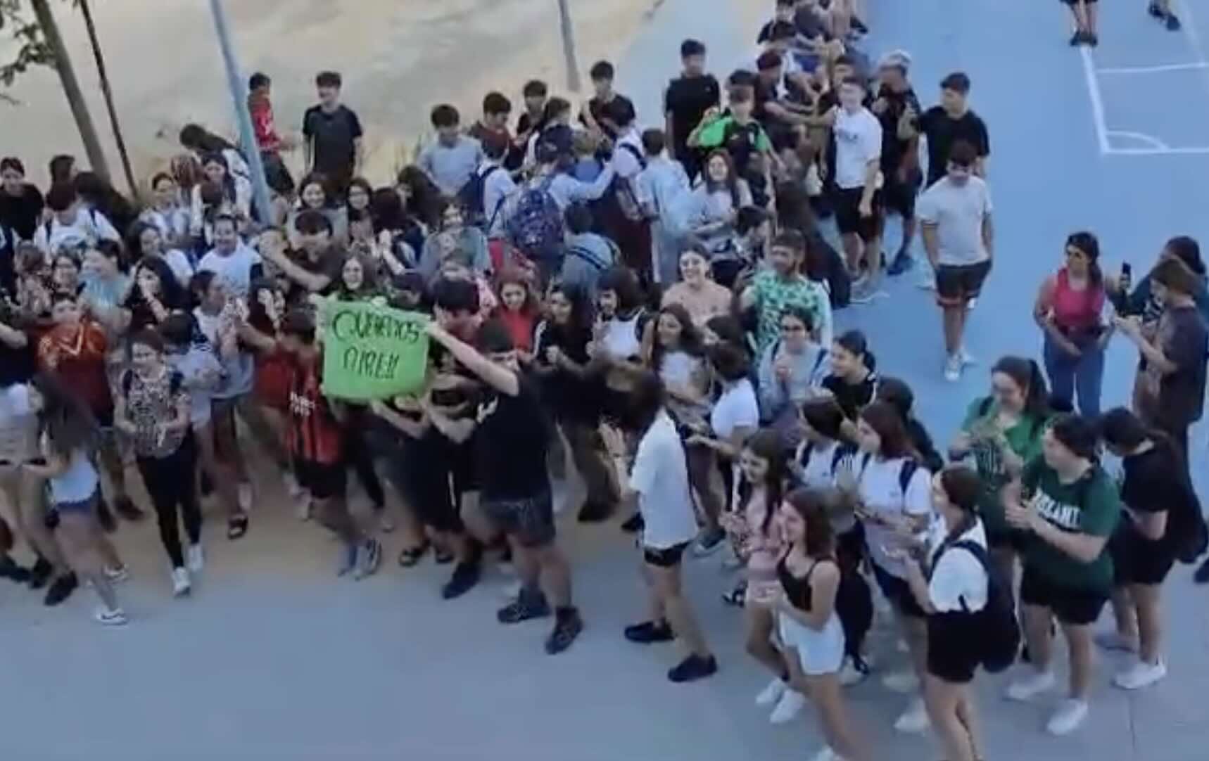 'Revuelta' estudiantil en un instituto de Sevilla por dar clases "a 40 grados". Protesta de alumnos del IES Almensilla.