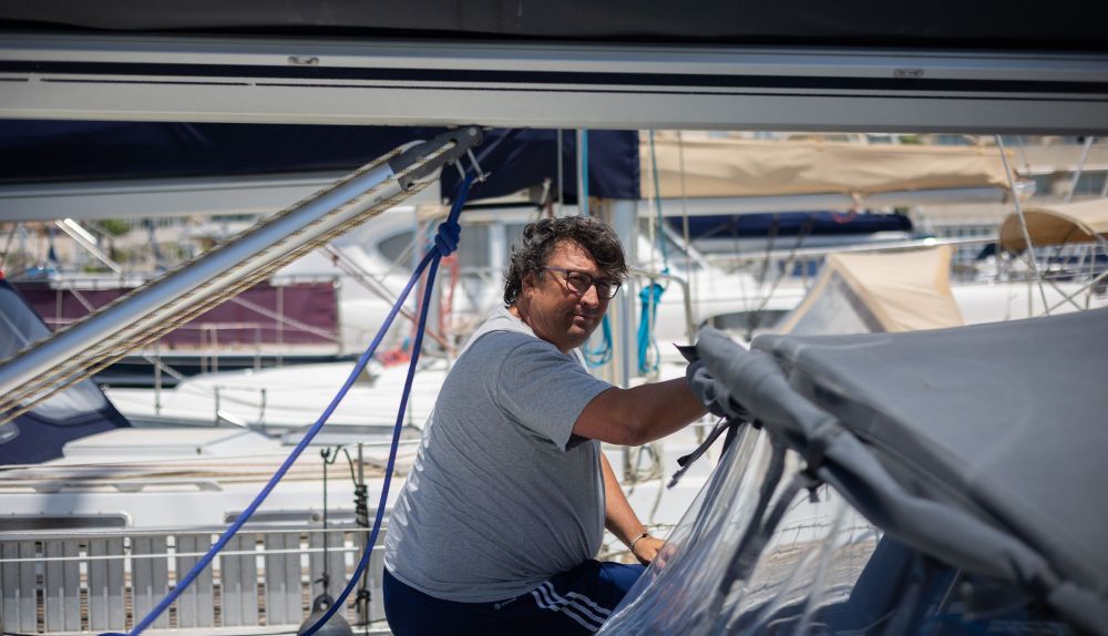 Vicente, en su velero atracado en Puerto Sherry.