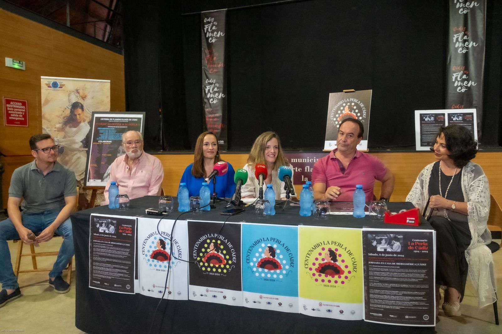 Un momento del acto de presentación de las actividades del centenario de La Perla de Cádiz.