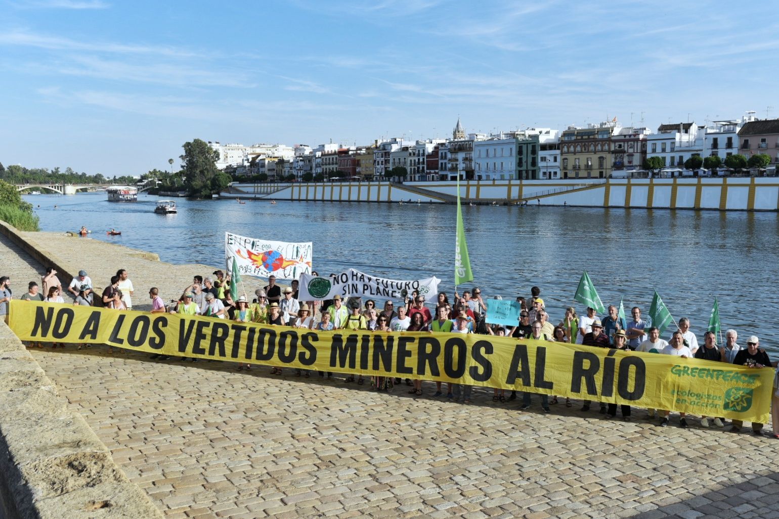Un momento de la concentración convocada por Greenpeace y Ecologistas en Acción contra la mina de Aznalcóllar en Sevilla.