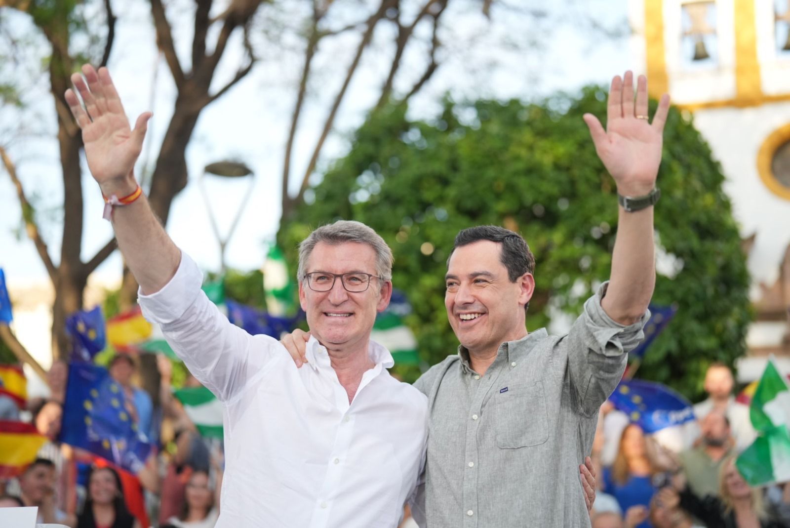 Juanma Moreno y Alberto Núñez Feijóo en un acto en Sevilla. "Deportando que es gerundio", de Paco González Cabaña.