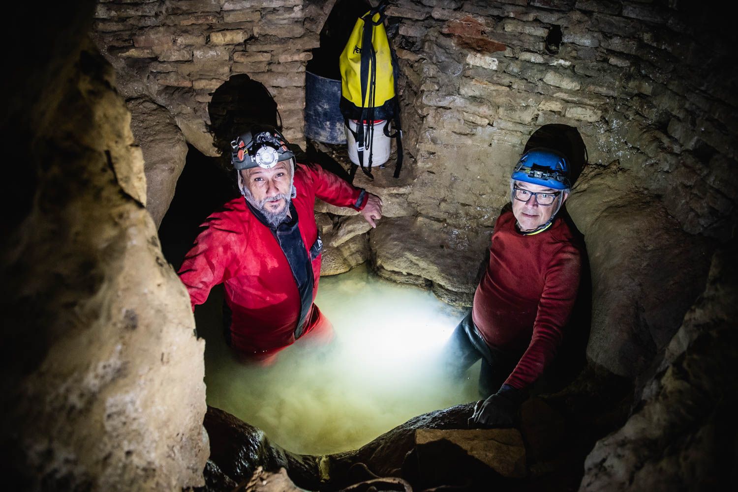 Juan Manuel Román y José Pérez, en el subsuelo de Carmona y sus 15 kilómetros de minas romanas.