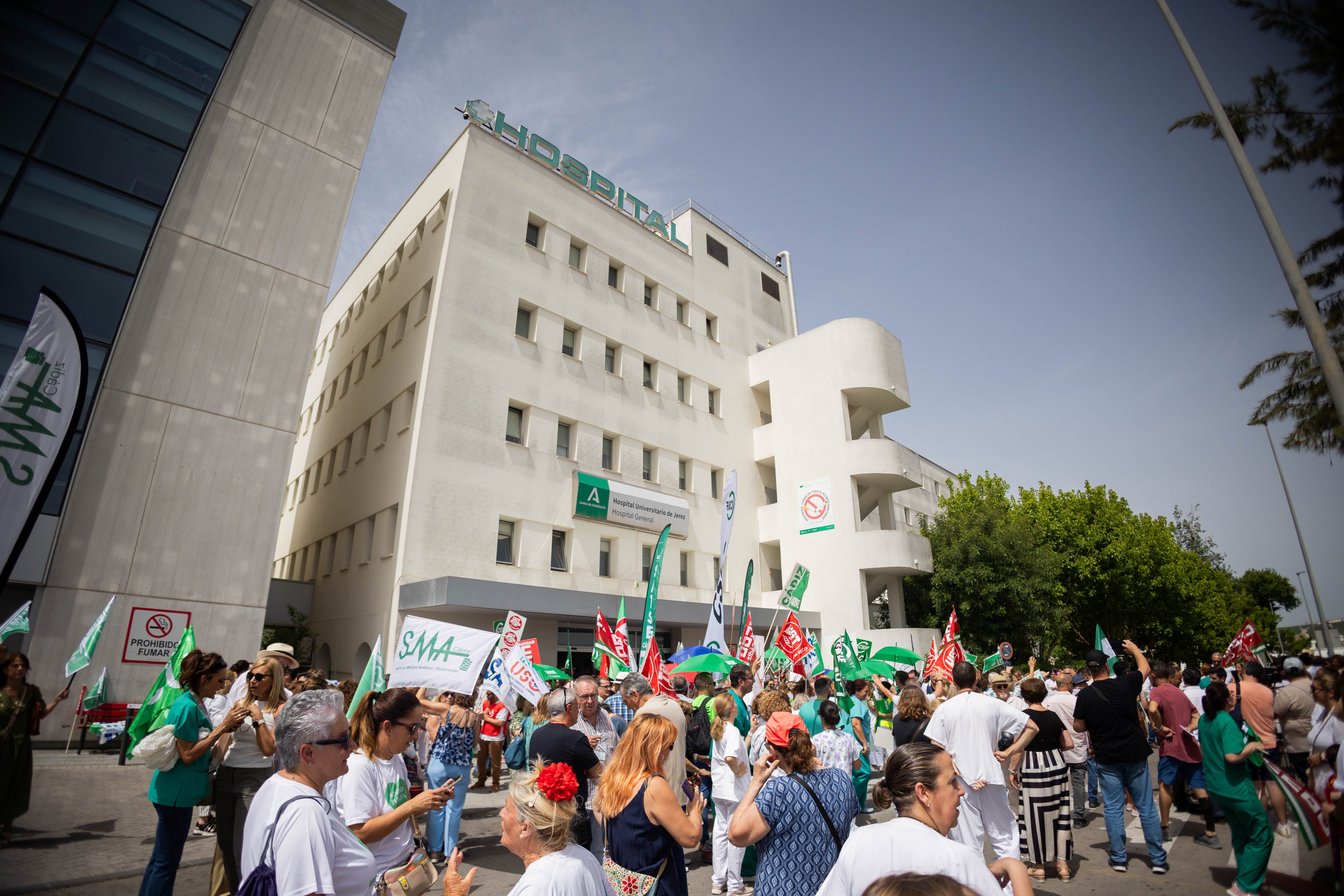 Vista de la concentración, este jueves, a las puertas del Hospital de Jerez por los recortes del SAS.