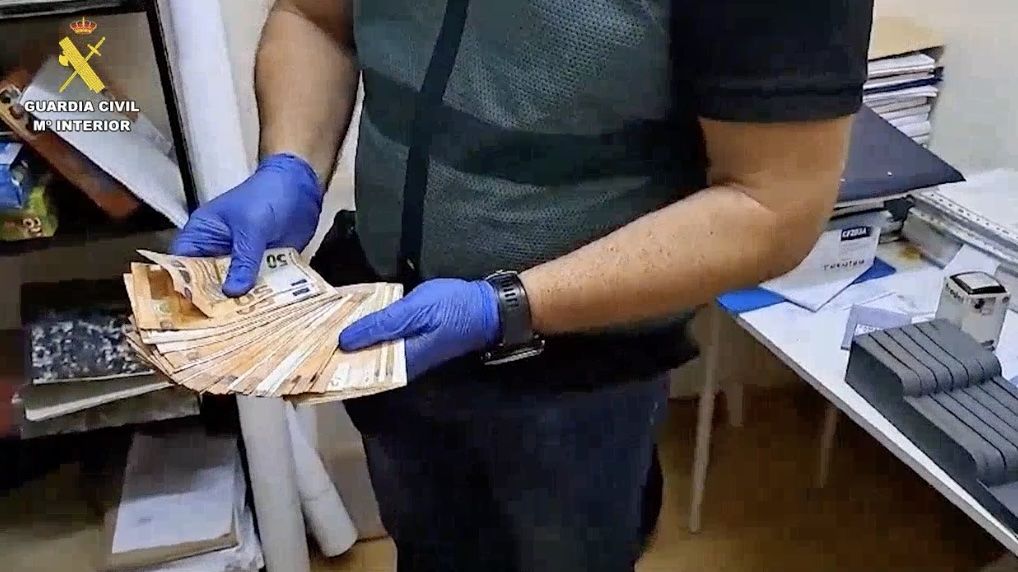 Agente de la Guardia Civil, en plena Operación Ergástulo, donde ha sido detenido el ex director de Puerto III.