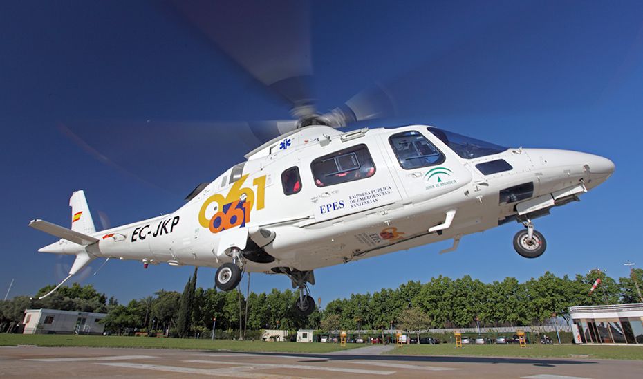 Un helicóptero medicalizado se ha trasladado hasta el lugar del accidente. Un helicóptero medicalizado se ha trasladado hasta el lugar del accidente.