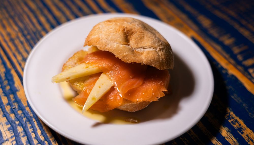 Montadito de salmón y queso.