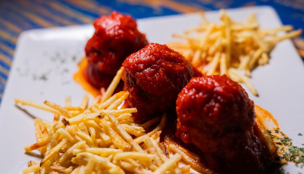 Tapa de albondigas en salsa.