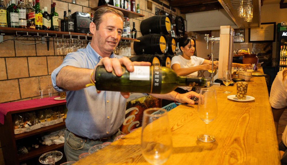 Antonio Gutiérrez, en la barra del local.