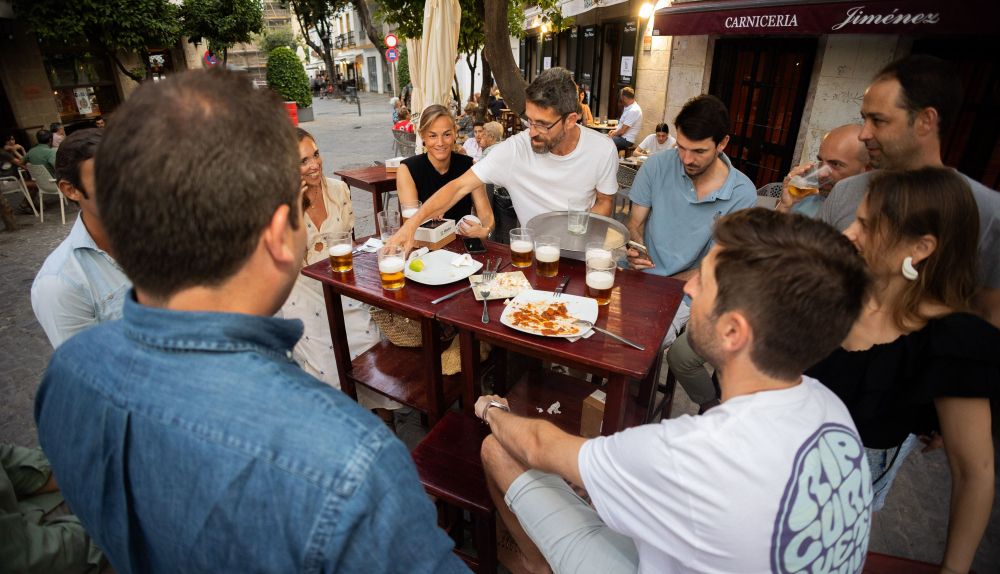 Un grupo de amigos disfruta en el tabanco Plaza Plateros.