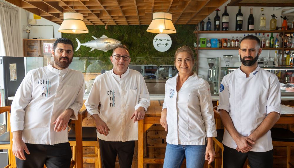 La Jefa de cocina Ana, junto a su equipo.