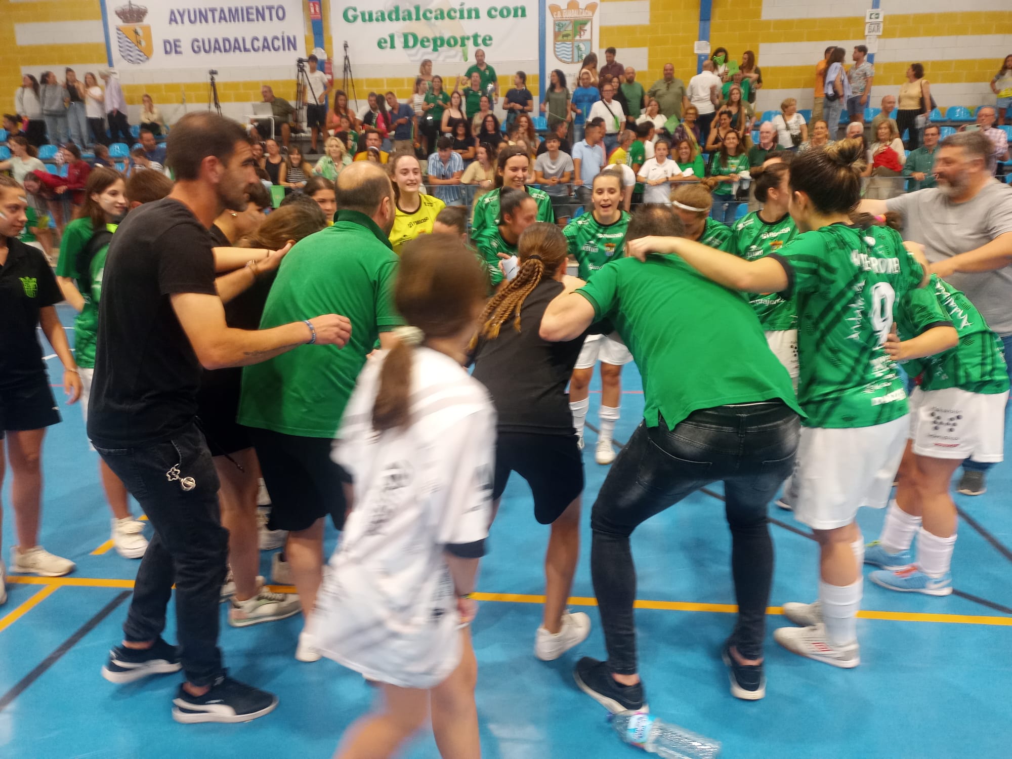 Jugadoras y técnicos celebran un triunfo del Guadalcacín FSF. Jugadoras y técnicos celebran un triunfo del Guadalcacín FSF.