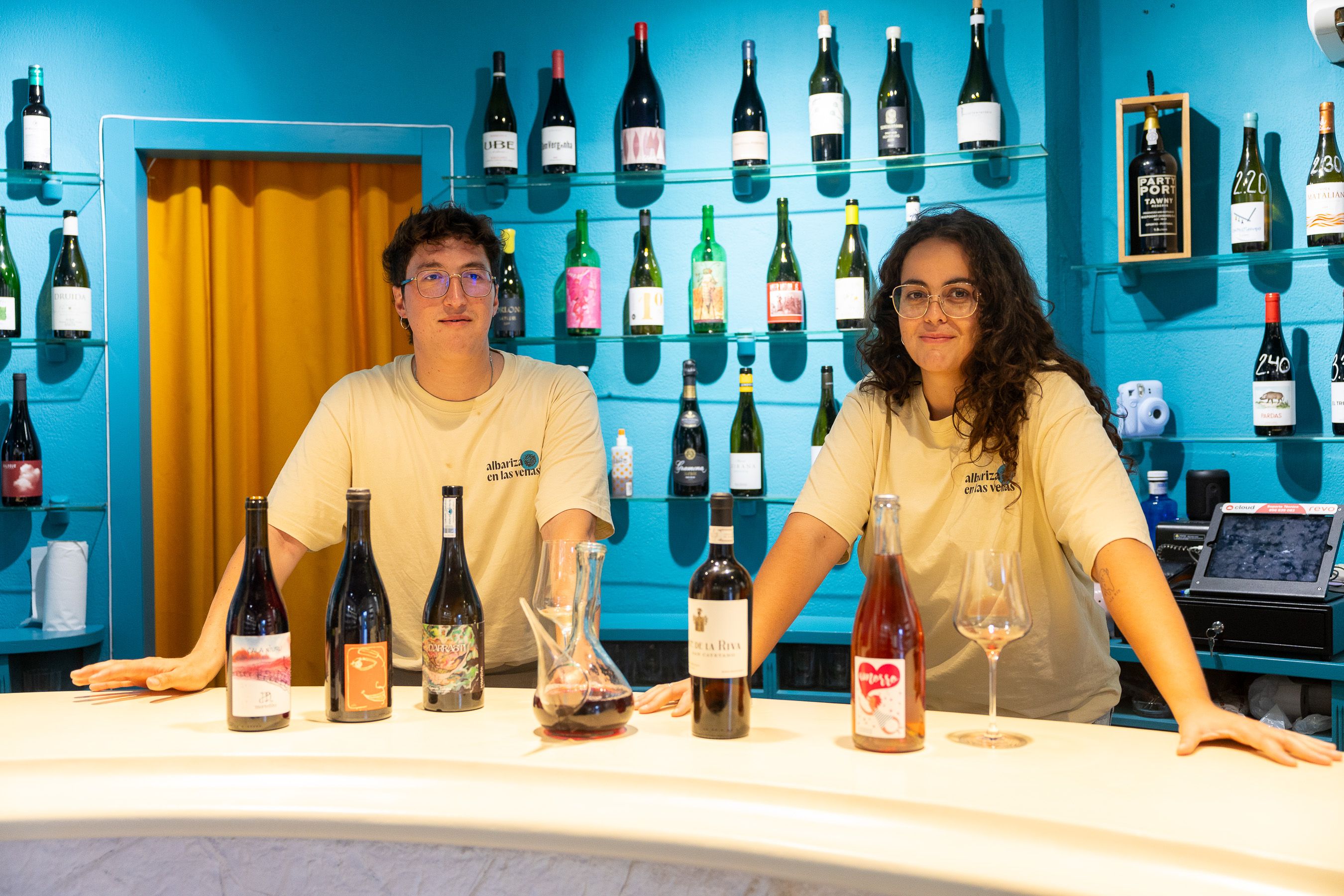 Los jóvenes emprendedores, enólogo y sumiller, posan para lavozdelsur.es en su nuevo proyecto.