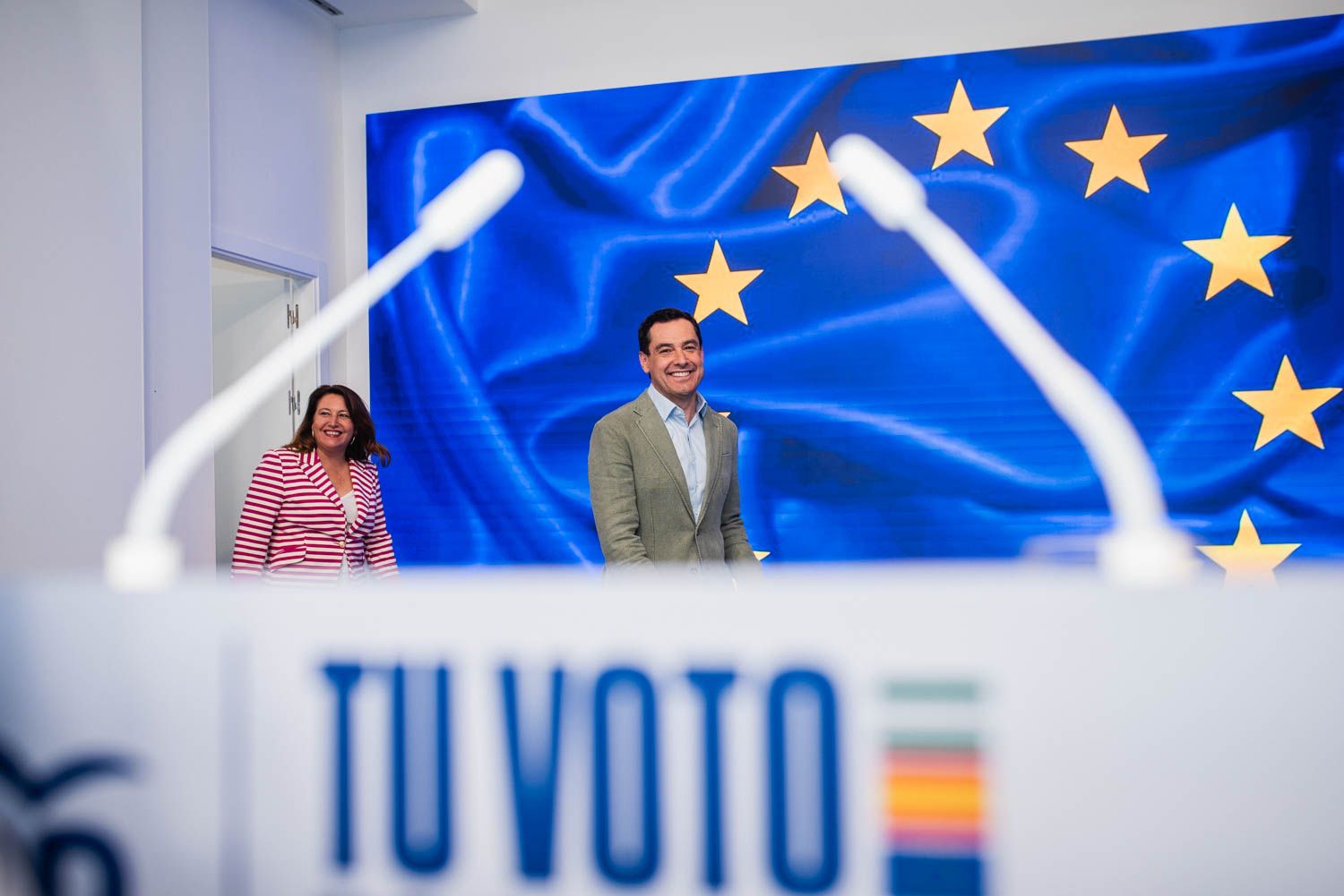 Juanma Moreno y Carmen Crespo durante la noche electoral europea