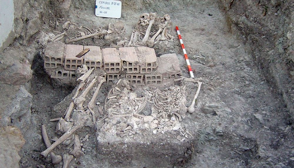 Un muro rompe una de las fosas del cementerio de El Bosque.