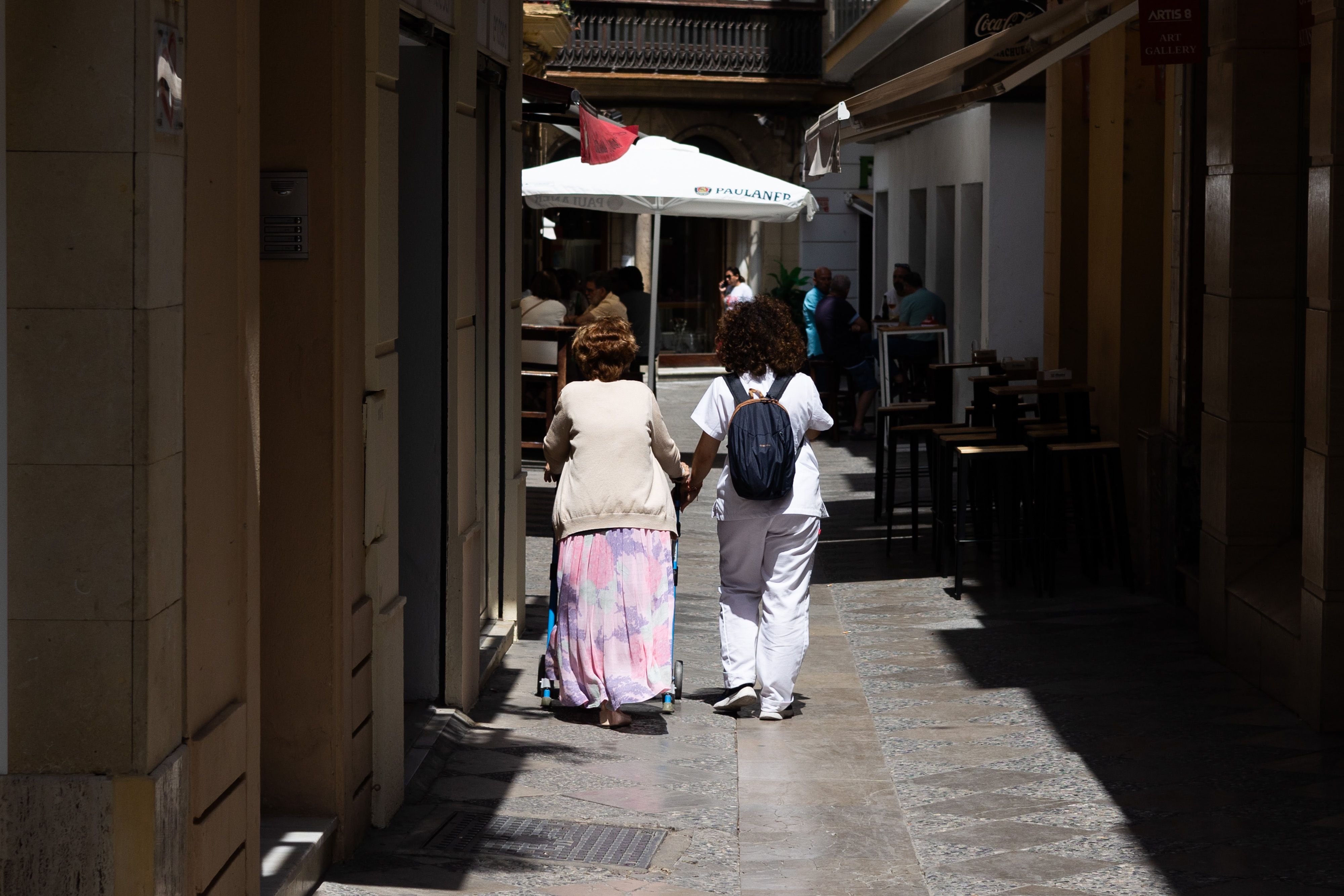 Personal de ayuda a domicilio, en una calle del centro de Jerez. 