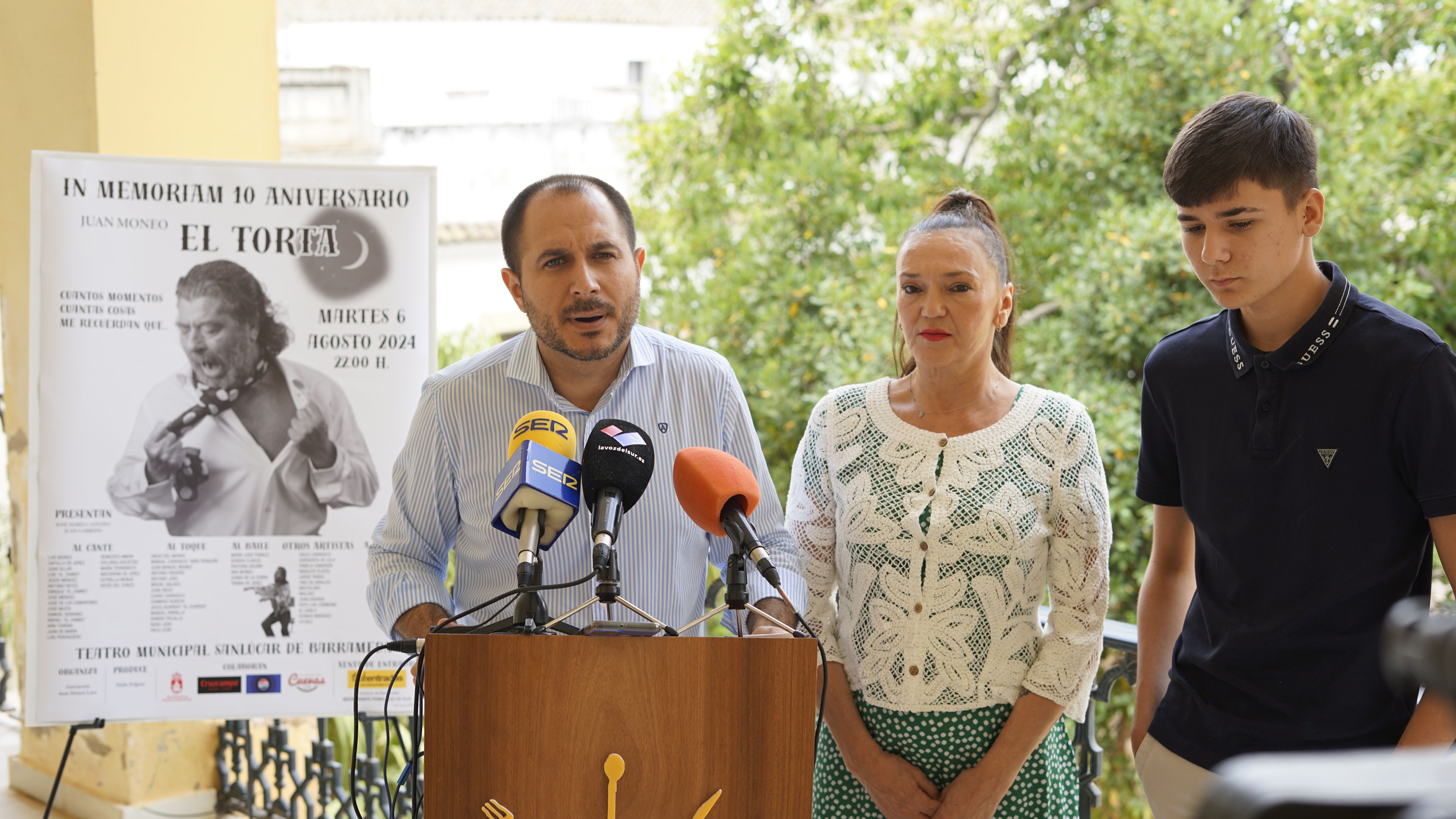 El delegado de Fiestas de Sanlúcar de Barrameda, Pacote Pizarro, Almudena Molinares y Juanito Moneo, durante un momento de la presentanción.