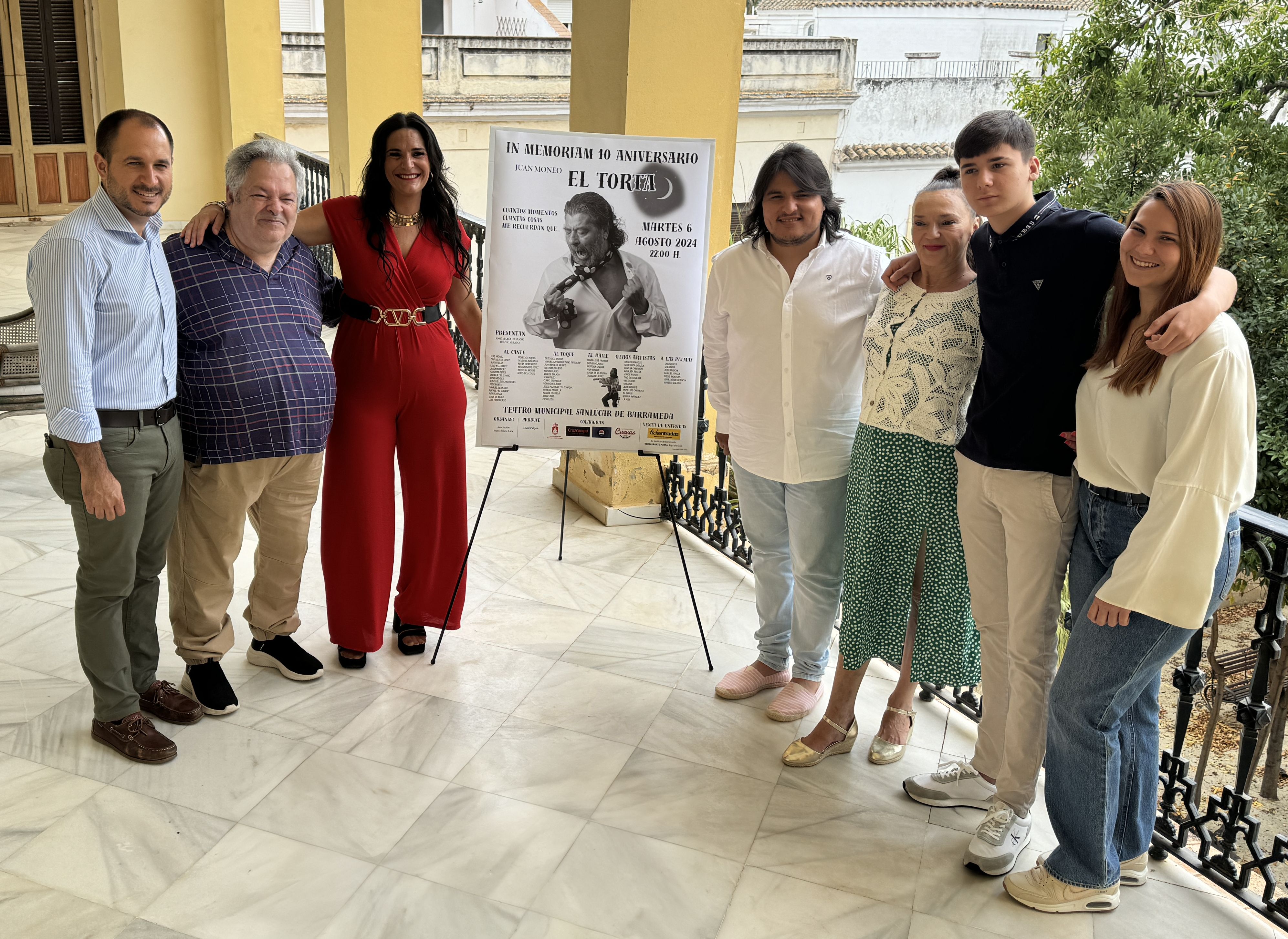 Familiares, artistas y amigos de Juan Moneo 'El Torta' quisieron estar presentes en el acto.