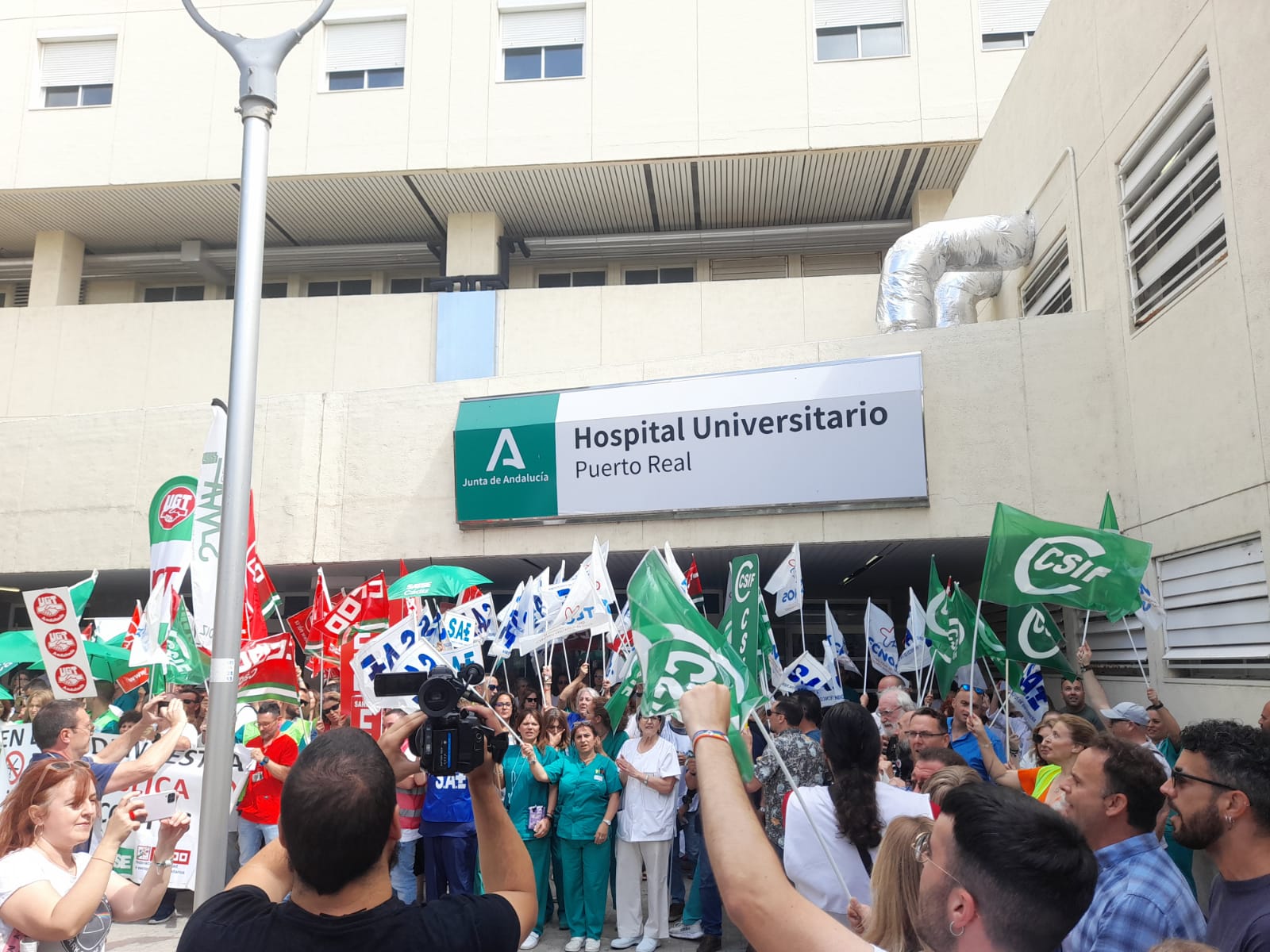 Un momento de una concentración pasada a las puertas del Hospital de Puerto Real.