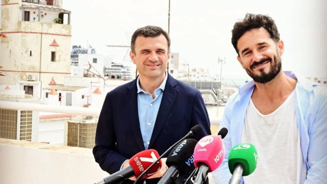 Bruno García, alcalde de Cádiz, y Antoñito Molina, pregonero del Carnaval 2025, durante la rueda de prensa de este miércoles. Bruno García, alcalde de Cádiz, y Antoñito Molina, pregonero del Carnaval 2025, durante la rueda de prensa de este miércoles.