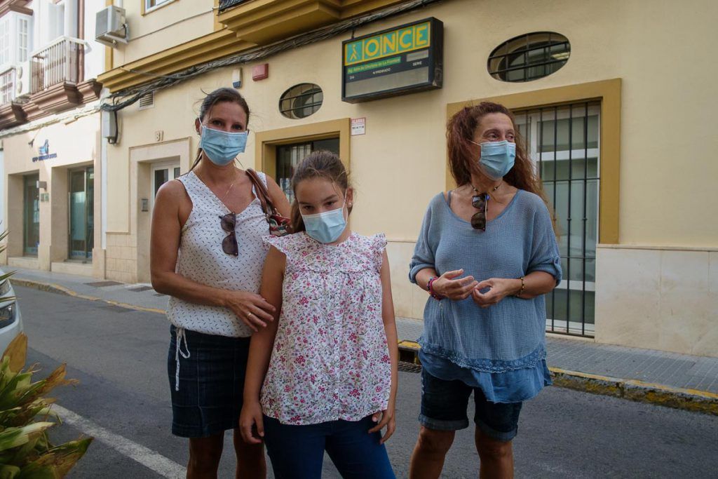 María Muñoz, Marina Camacho y Susa Gómez, en la sede de la ONCE de Chiclana.