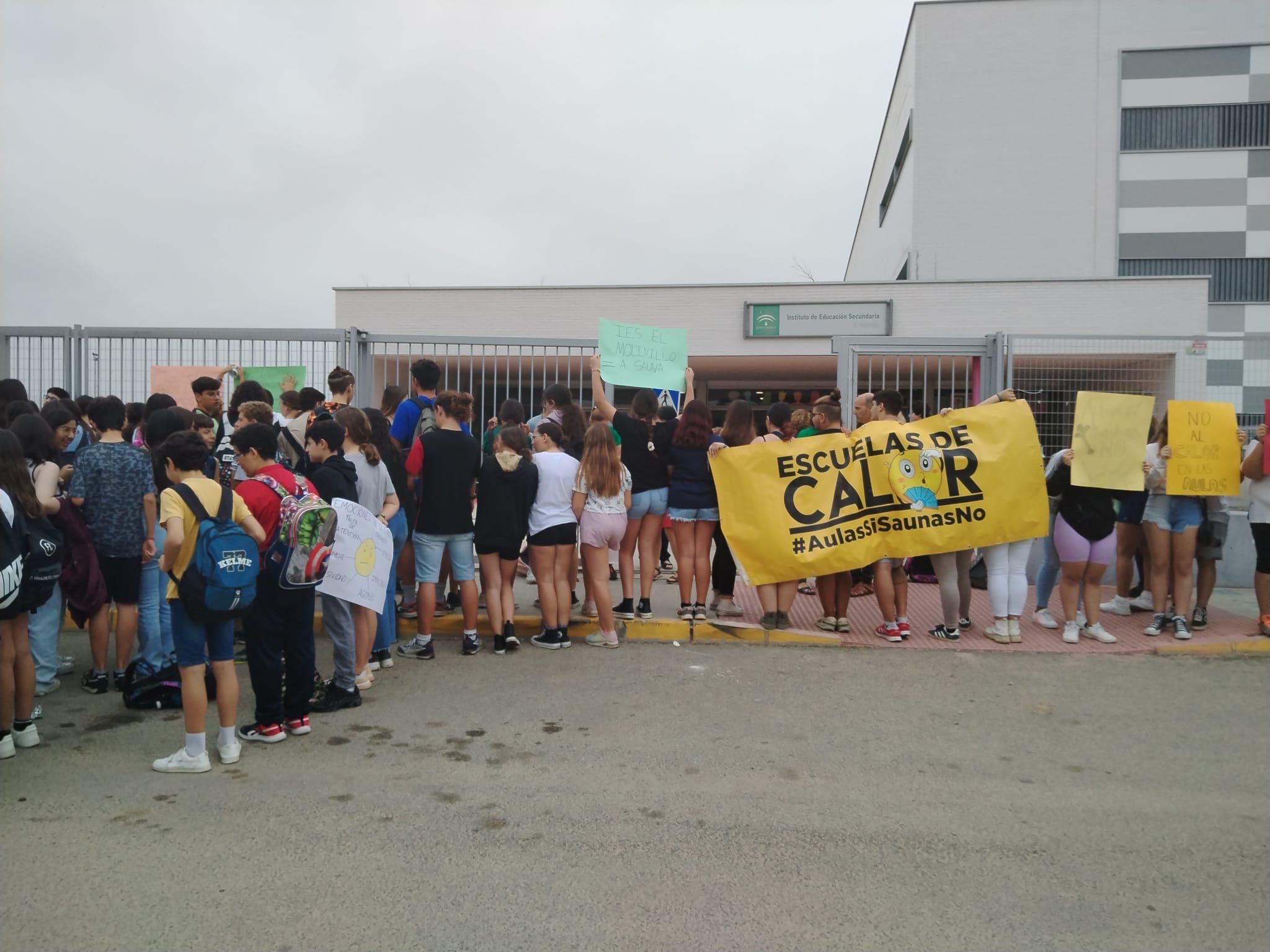 "Aulas sí, saunas no". La concentración a las puertas del IES Molinillo este jueves, publicada en redes por la plataforma 'Escuelas de Calor'.