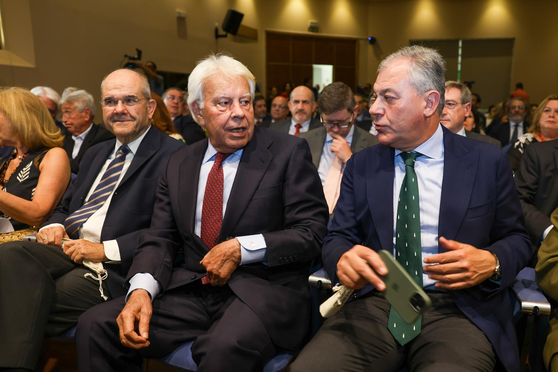 Felipe González junto a José Luis Sanz. Felipe González junto a José Luis Sanz.