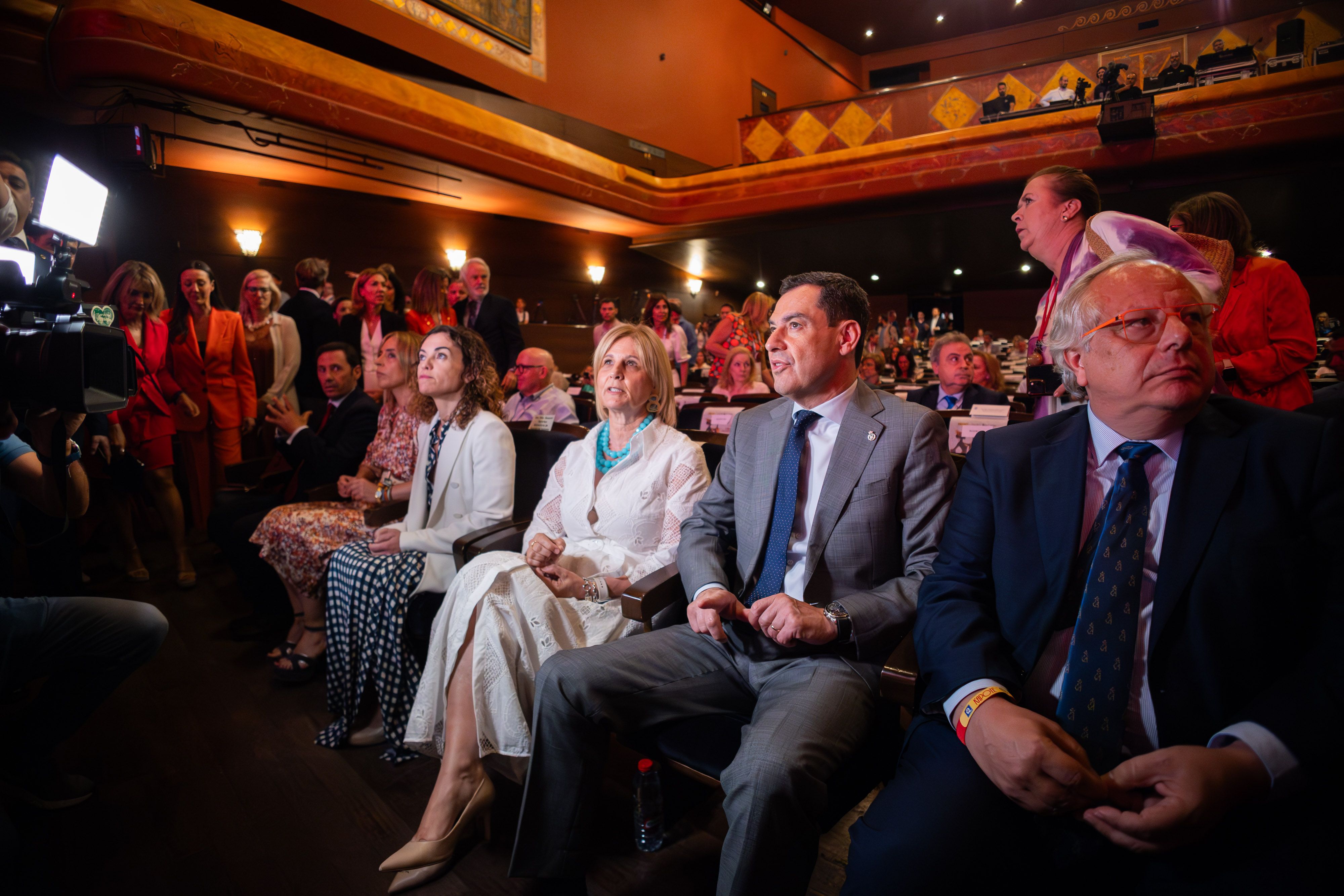 María José García-Pelayo, junto a Juanma Moreno, y Miguel Mirones, el presidente del Instituto para la Calidad Turística Española (ICTE), este viernes en el Villamarta de Jerez. María José García-Pelayo, junto a Juanma Moreno, y Miguel Mirones, el presidente del Instituto para la Calidad Turística Española (ICTE), este viernes en el Villamarta de Jerez.