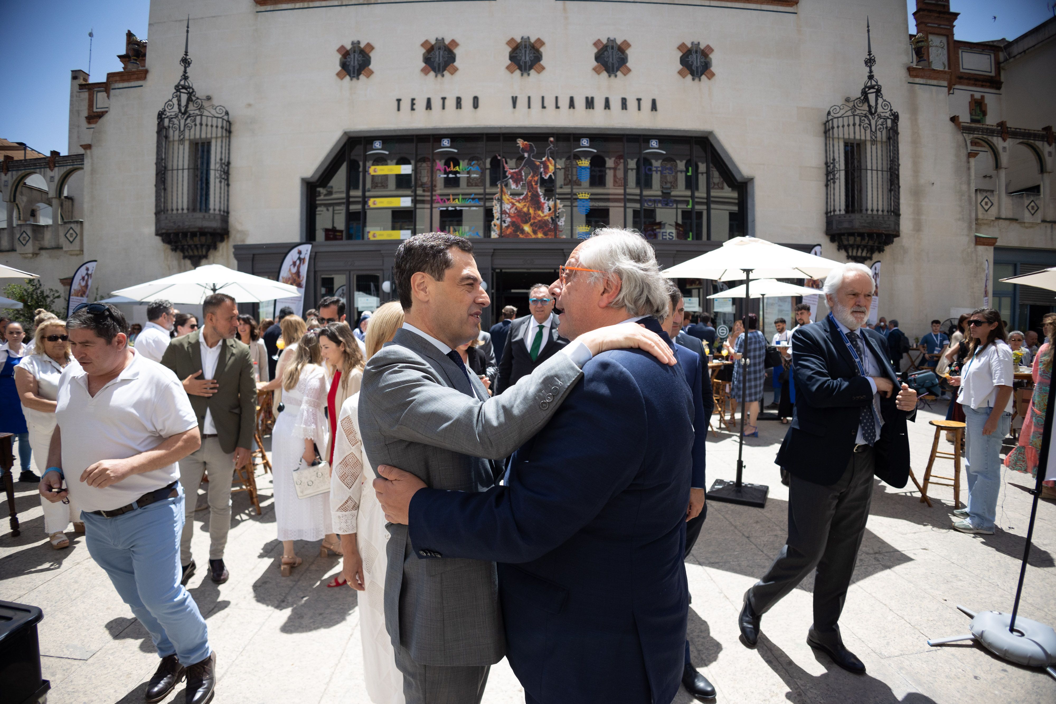 El presidente Juanma Moreno saluda al presidente del Instituto para la Calidad Turística Española y la Sostenibilidad, Miguel Mirones, este viernes, ante el Teatro Villamarta, sede del congreso.