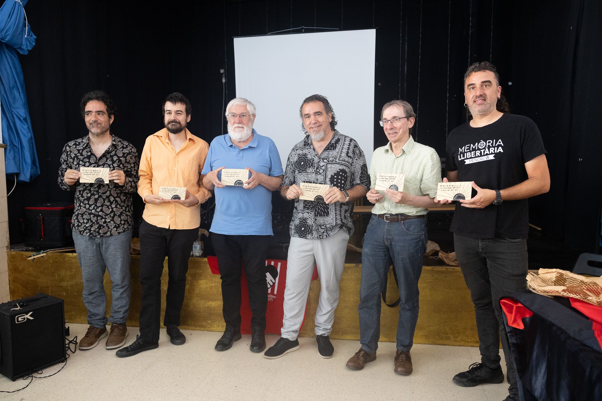 CNT Jerez entregó un recuerdo del acto del 140 aniversario de La Mano Negra a los participantes.