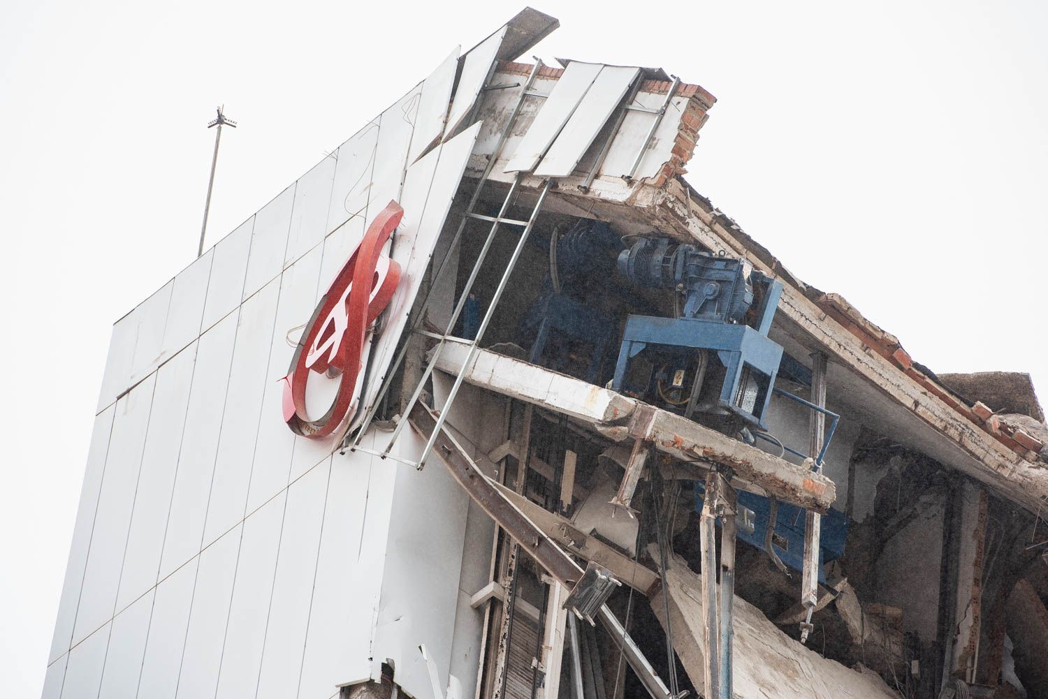 La demolición de la torre Mapfre, en imágenes.