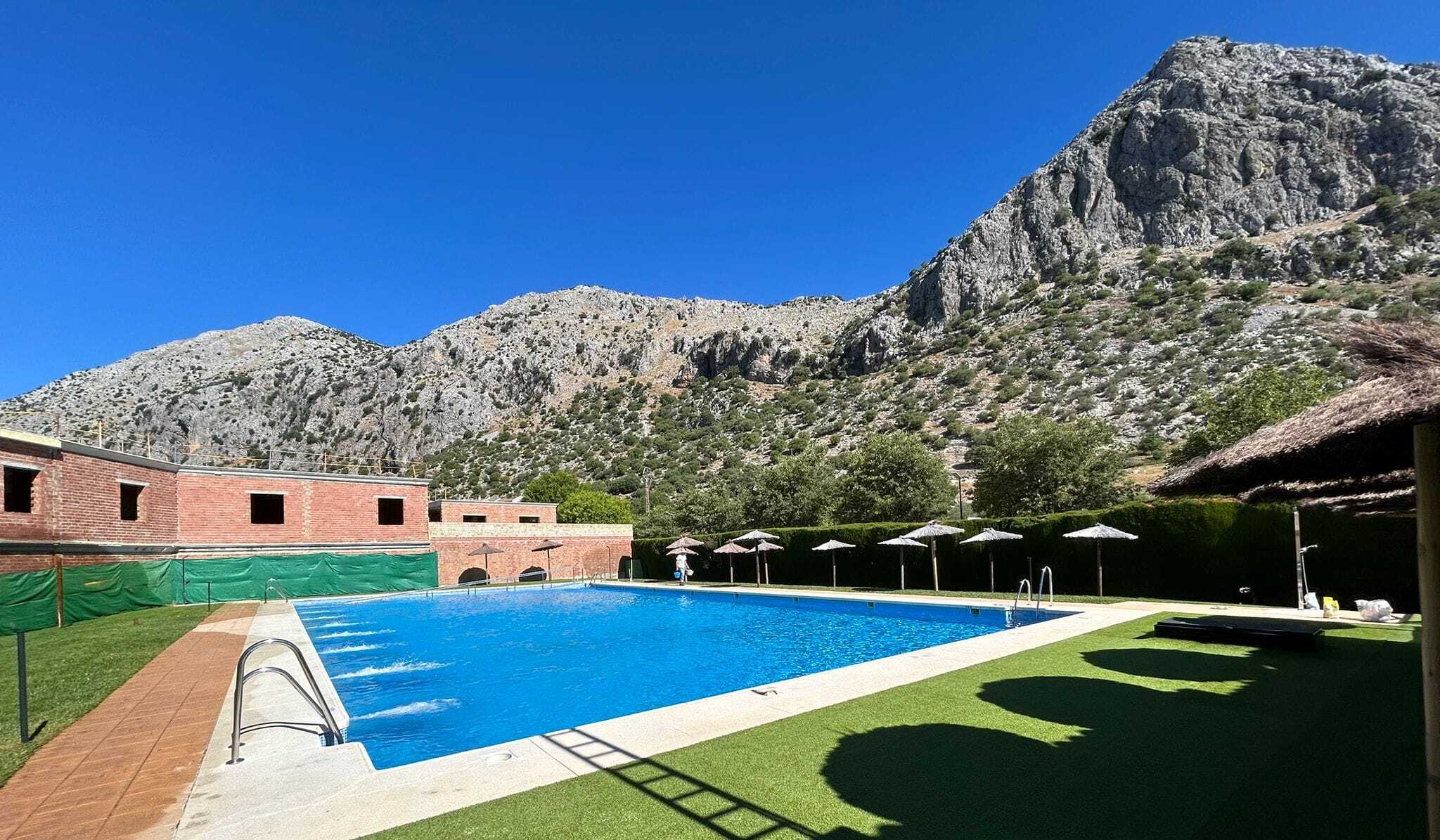 La piscina municipal de Villaluenga del Rosario, con vistas impresionantes a la Sierra de Cádiz. La piscina municipal de Villaluenga del Rosario, con vistas impresionantes a la Sierra de Cádiz.
