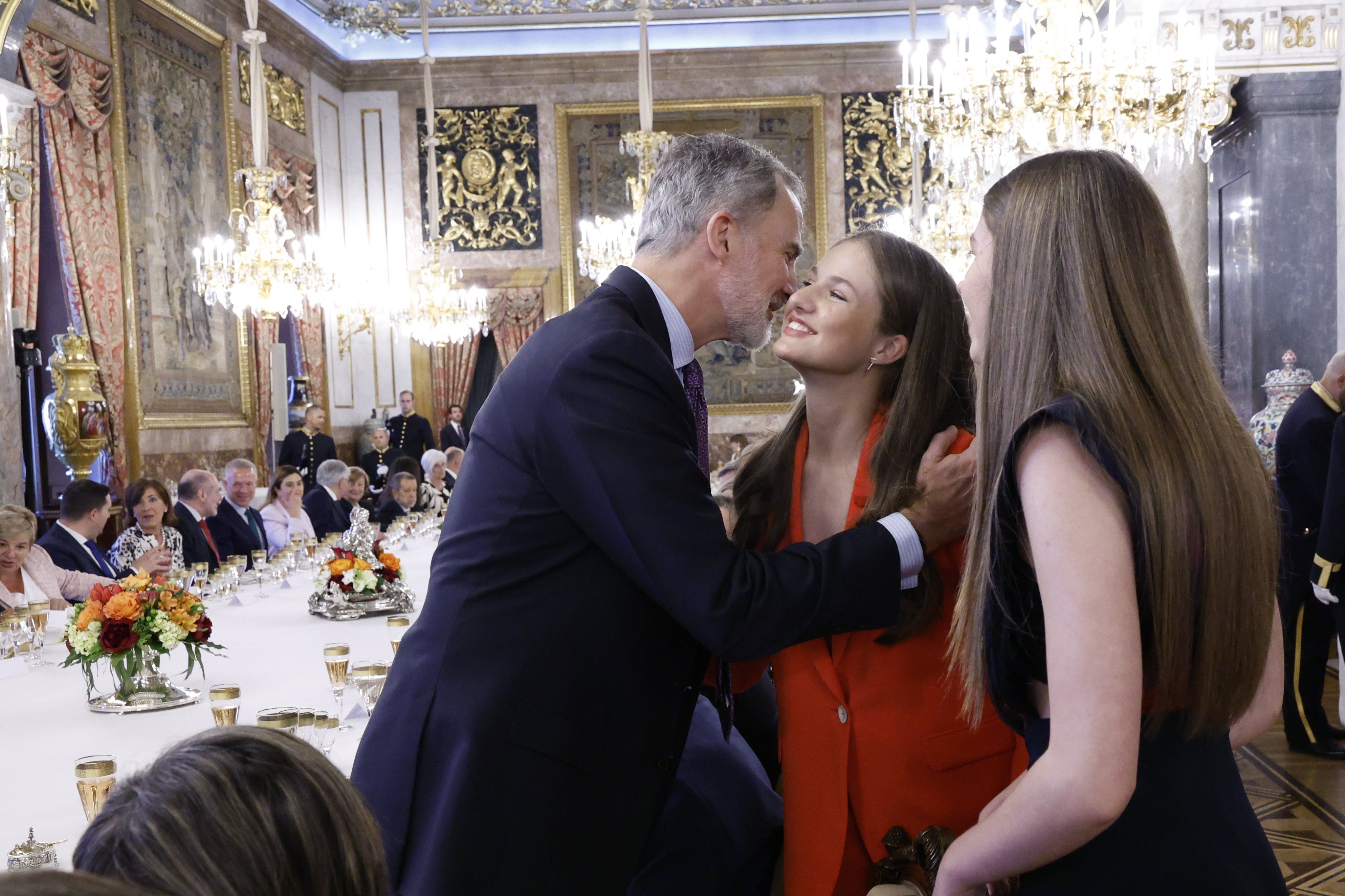 El rey Felipe VI, junto a sus hijas, tras la sorpresa recibida. El rey Felipe VI, junto a sus hijas, tras la sorpresa recibida.