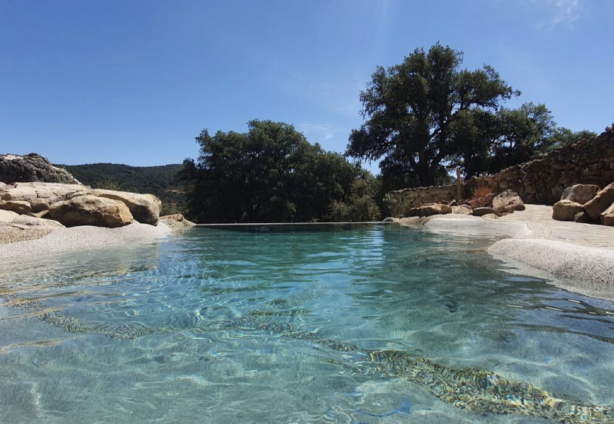 La piscina del hotel Tambor del Llano, en Grazalema.