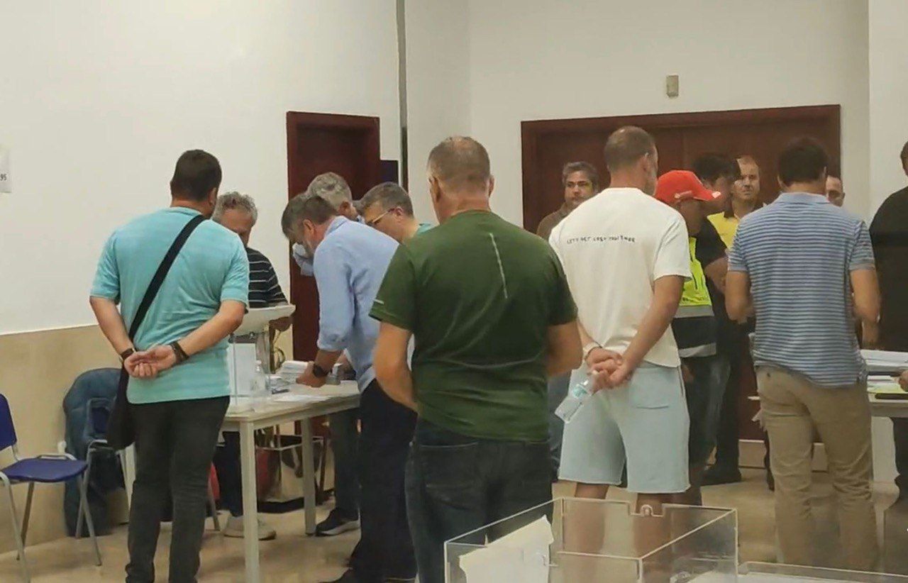 Recuento anoche tras la votación en Acerinox, en Los Barrios.