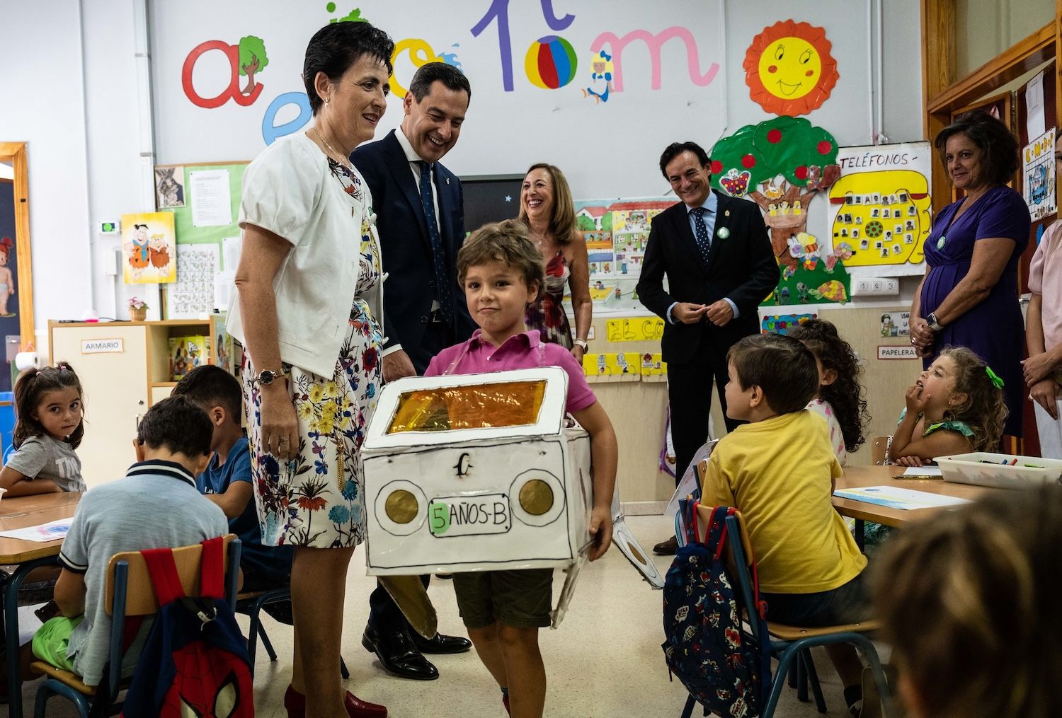 El presidente andaluz, Juanma Moreno, en una de las aulas de Infantil de Andalucía, en este caso de 5 años.