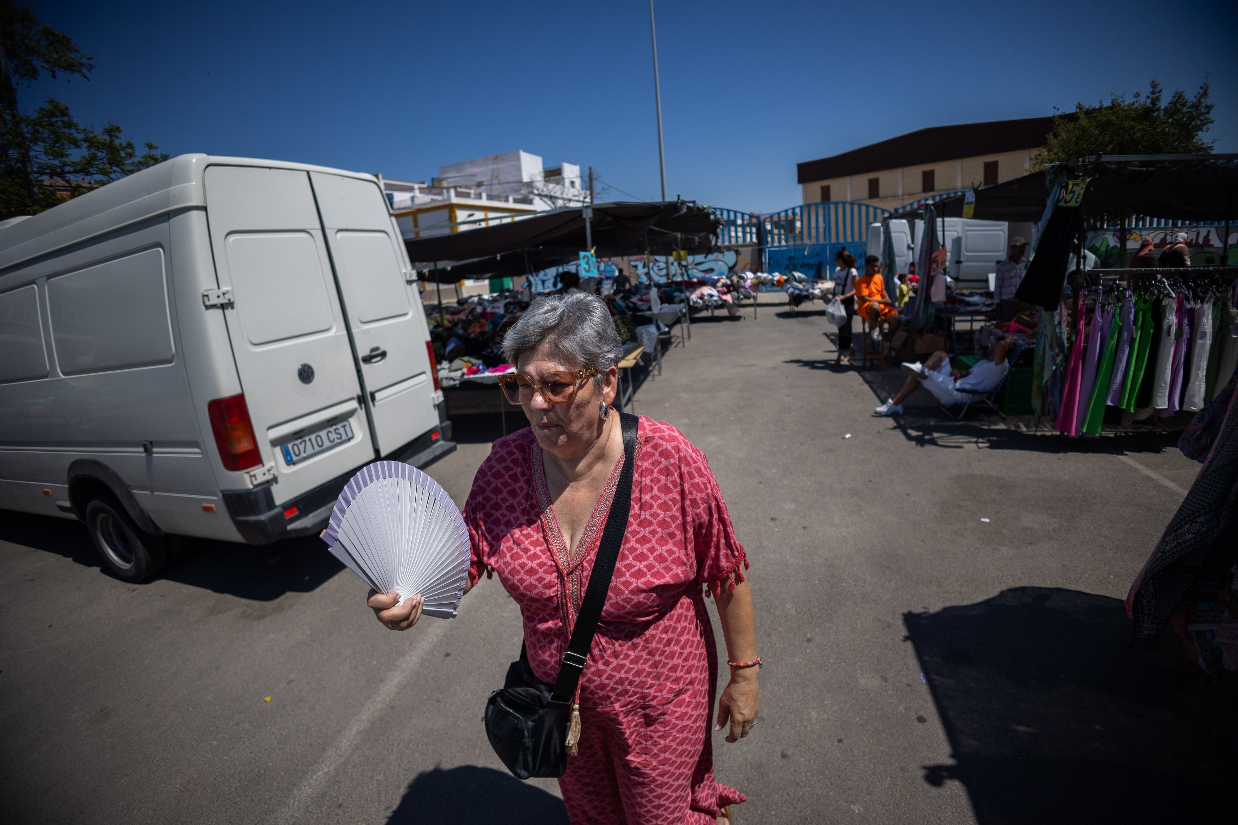 Una mujer se abanica en el mercadillo de los lunes de Jerez, una de las localidades que se verá afectada por el aumento de las temperaturas. Una mujer se abanica en el mercadillo de los lunes de Jerez, una de las localidades que se verá afectada por el aumento de las temperaturas.