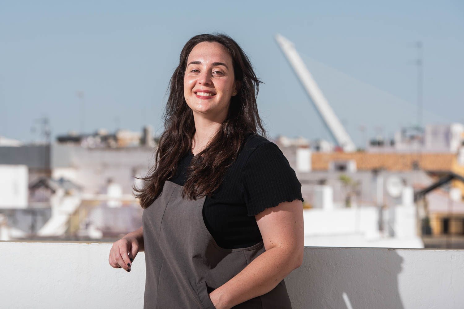 La oceanógrafa Elena Ceballos posa para lavozdelsur.es en Sevilla el día antes de sumarse a una expedición en el Ártico.